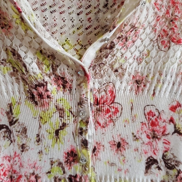 Parfait Hooded Flowery Top with Shiny Buttons - Picture 3 of 4